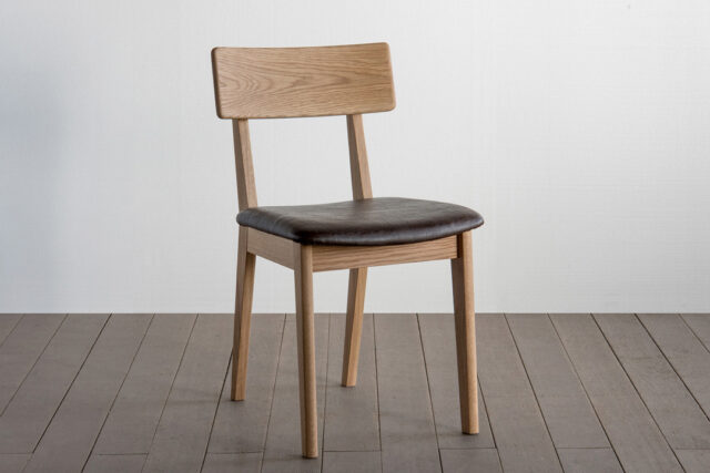 快適な掛け心地のコンパクトウッドチェア