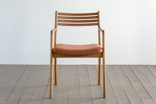 細身で丸みを帯びた親しみやすいチェア。