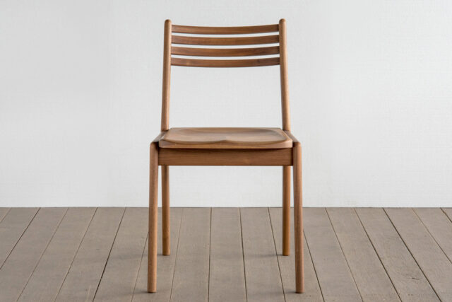 細身で丸みを帯びた親しみやすいチェア。