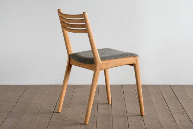 細身で丸みを帯びた親しみやすいチェア。