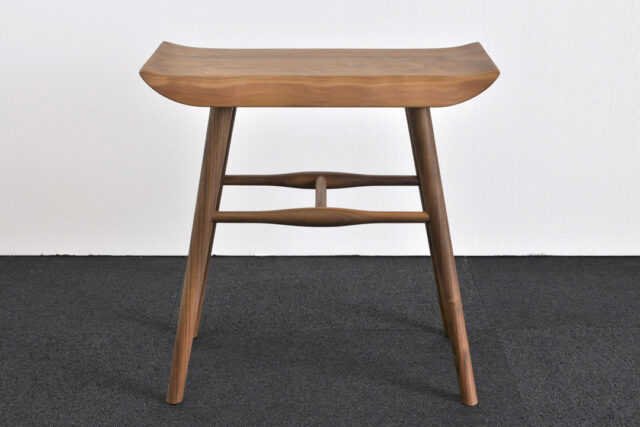 【4本脚タイプ】柔らかさとシャープなフォルムがユニーク