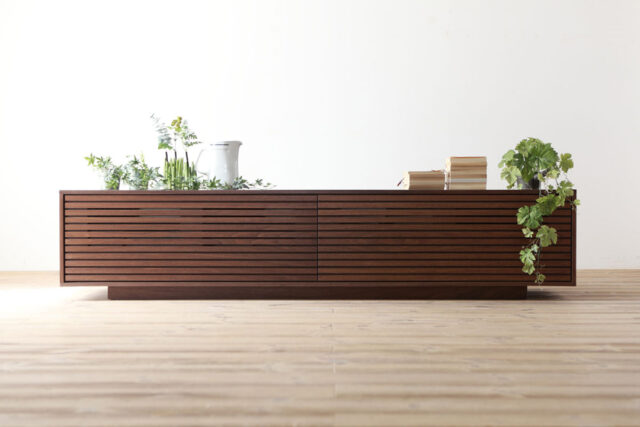 繊細なラインで構成されるフレーム