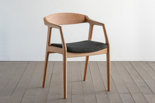 出入りしやすいアームチェア