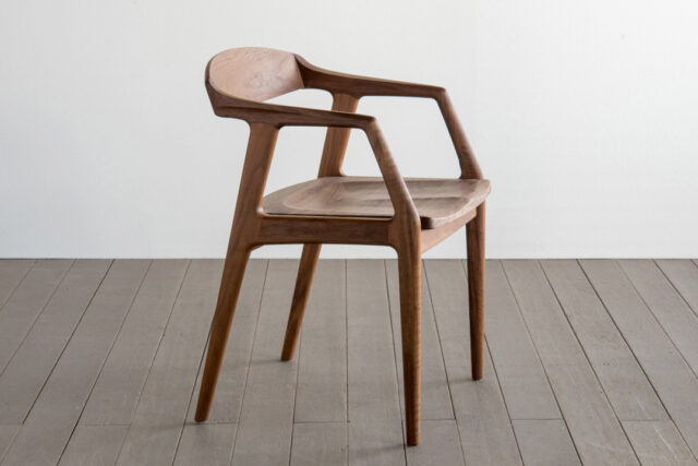 出入りしやすいアームチェア