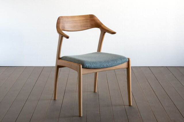 角のない柔らかなセミアームチェア