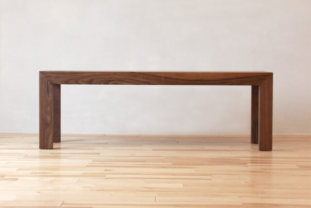 素材感を楽しめるベンチ