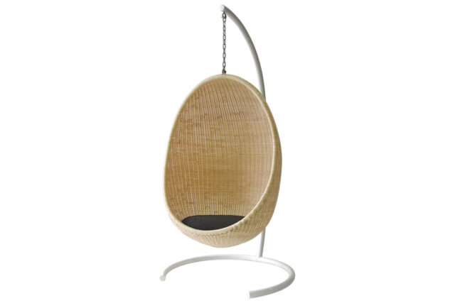 不朽の名作「HANGING EGG CHAIR(ハンギングエッグチェア)」