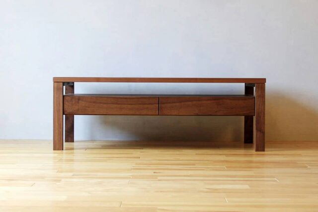 シンプルで機能的なリビングテーブル