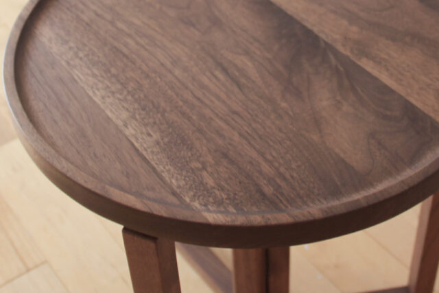 縁を削り出した天板