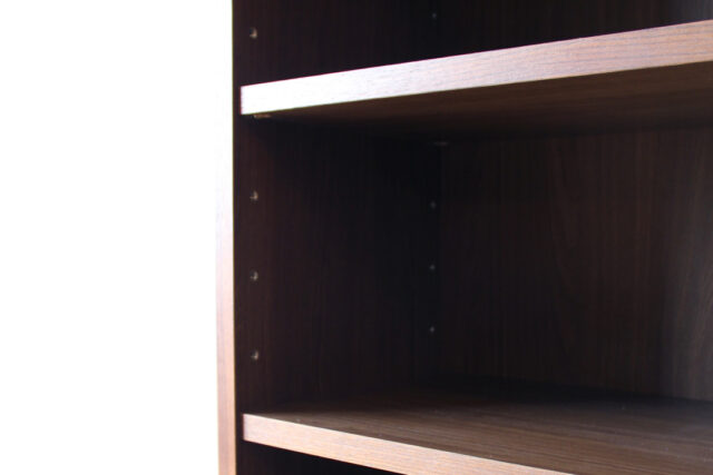 8段階のダボ式可動棚