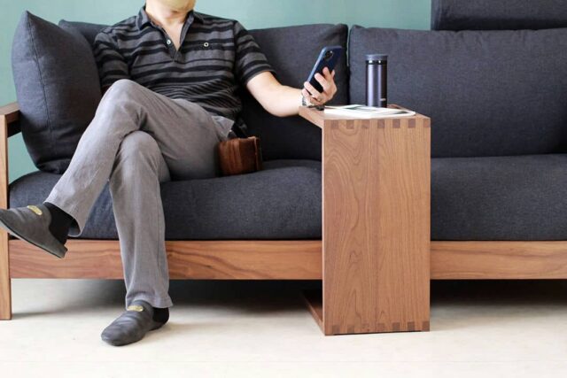 座面に挿せるコの字型デザイン