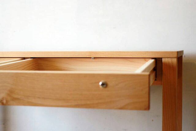 引出の内装は国産ヒノキ材