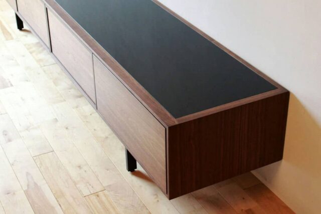 ブラックガラスでモダンに