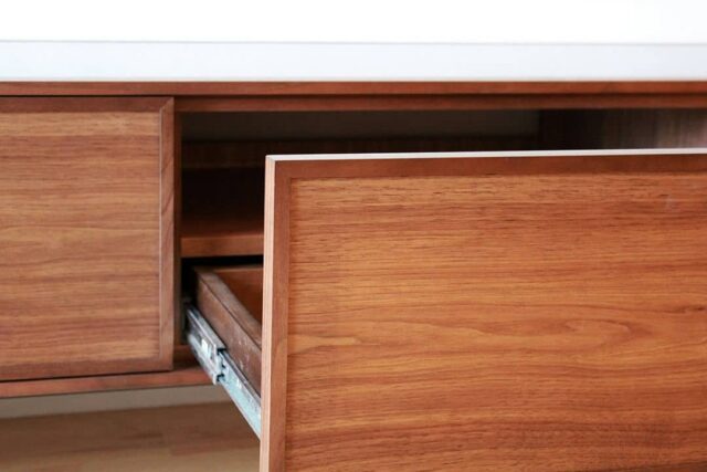 リモコン操作が可能な木扉