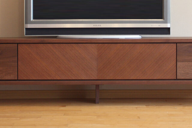 赤外線を通す装飾貼りの扉