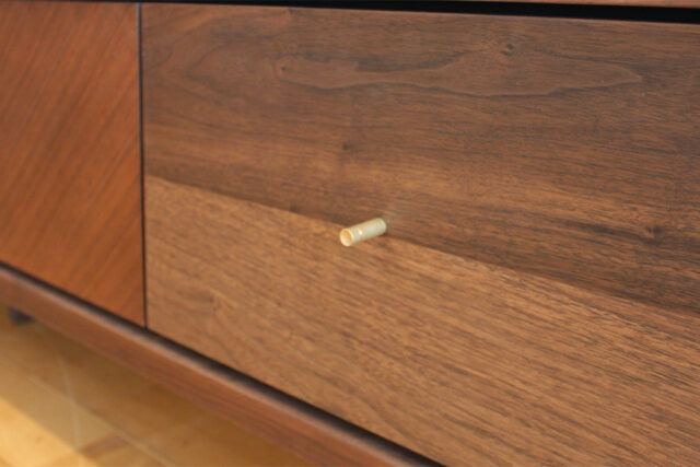 アクセントになる真鍮取手