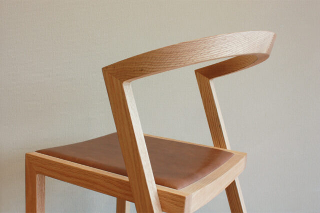 背中にフィットする曲面形状