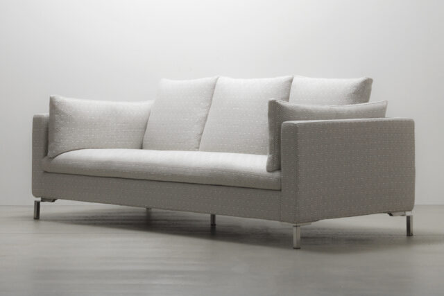 高みを求めた「TRES」ソファ