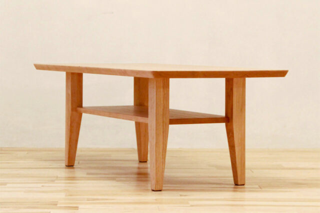 シンプルデザインのリビングテーブル