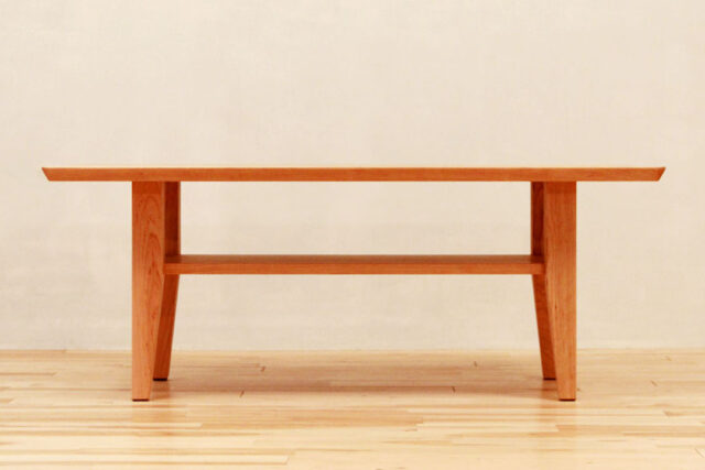 収納に便利な中棚付き