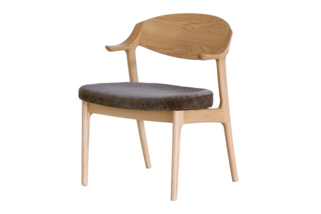 出入りのしやすいセミアームデザイン