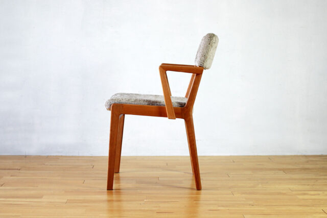 出入りがしやすいハーフアームデザイン