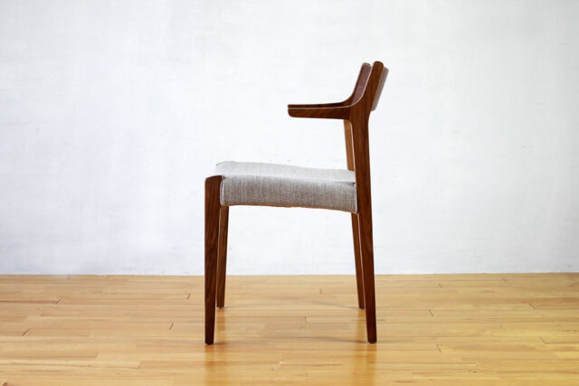 出入りがしやすいハーフアームデザイン