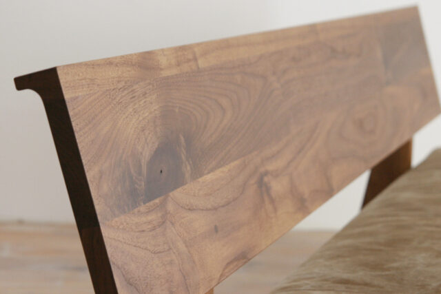 魅力的な節あり無垢材