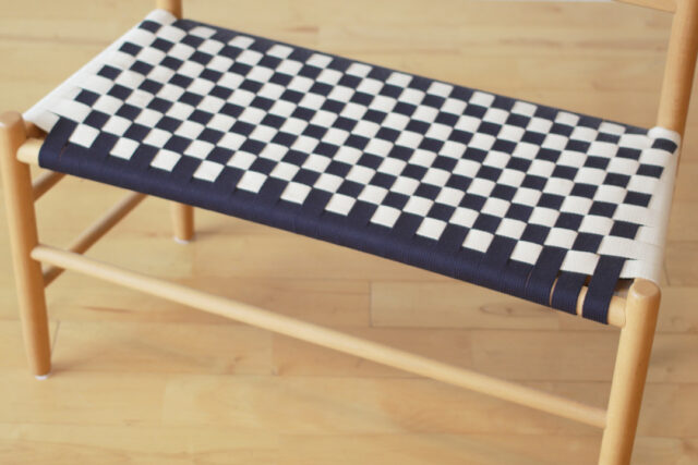 座面はテープ編み