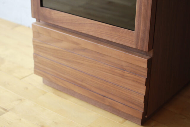 ルーバーデザインとブラックガラス