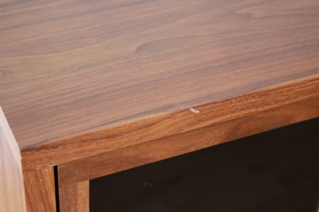 天板に傷があります。