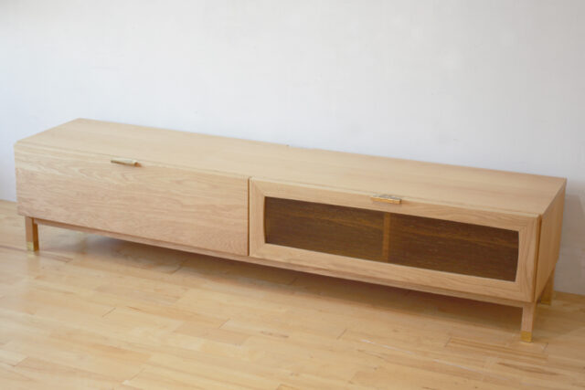 緩やかな曲線ディテールの扉