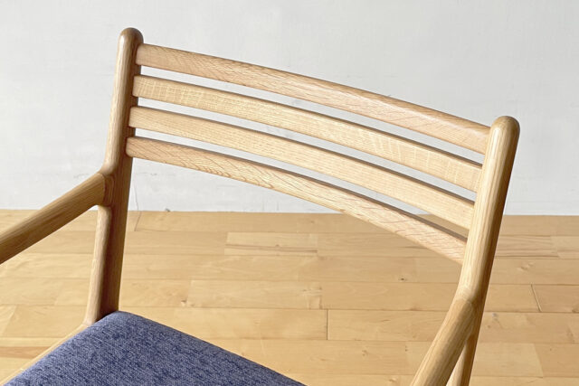 細身で丸みを帯びた親しみやすいチェア