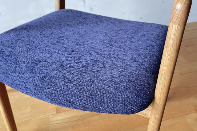 座面は布張仕様となります