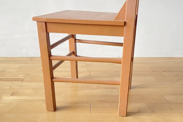 木の温もりを感じるチェア