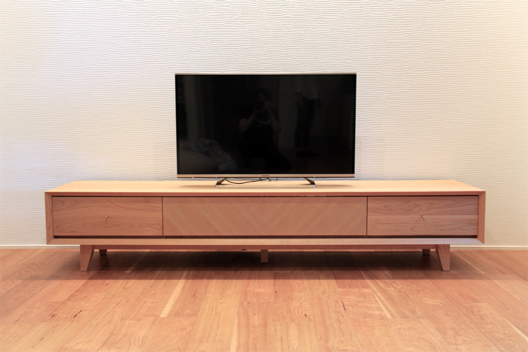 装飾貼りの扉で別注製作したテレビボードCerto納品事例