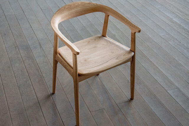 ゆったりとした広めの板座
