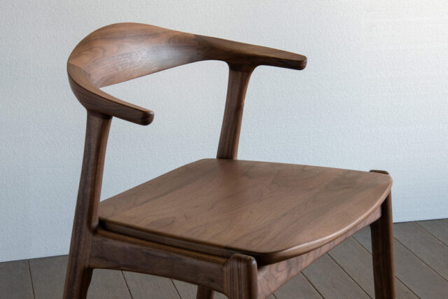 ゆったりとした広めの板座