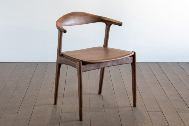 クラフト感のあるアームチェア