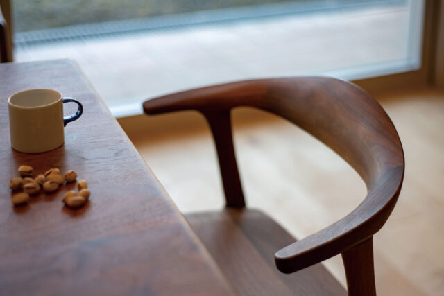 手間を惜しまず一脚づつの手仕事