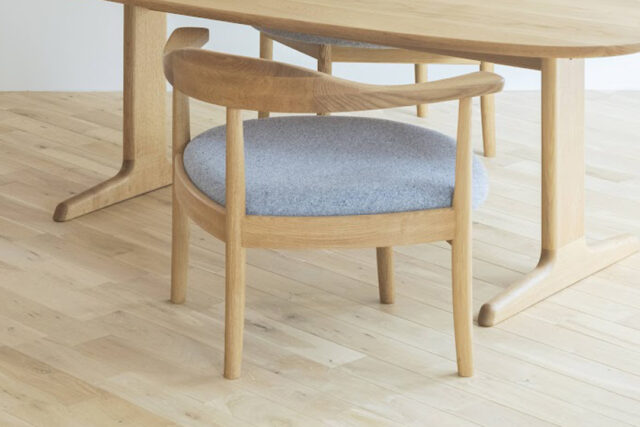 背と一体化した肘かけ