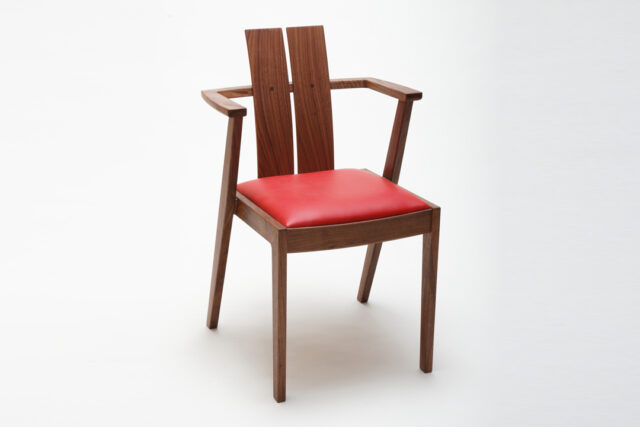 軽量で座りやすい形状