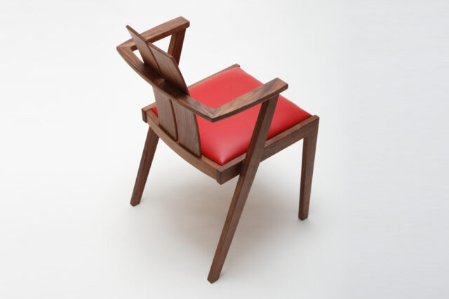 掛け心地の良いコンパクトチェア