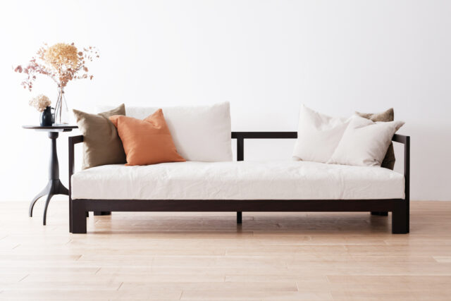 無垢材で製作した細身のフレーム