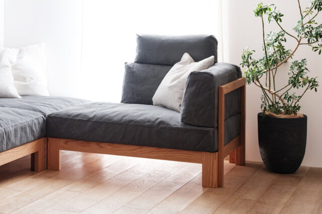 無垢材で製作した細身のフレーム