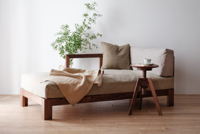 無垢材で製作した細身のフレーム