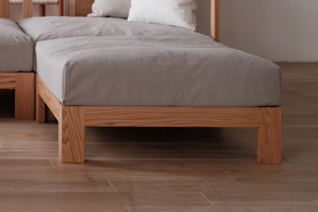 無垢材で製作した細身のフレーム