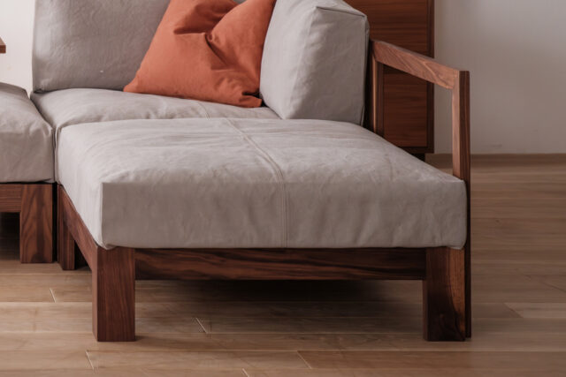 無垢材で製作した細身のフレーム