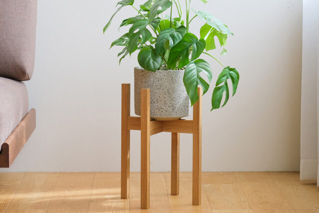 軽やかに見せるプランタースタンド