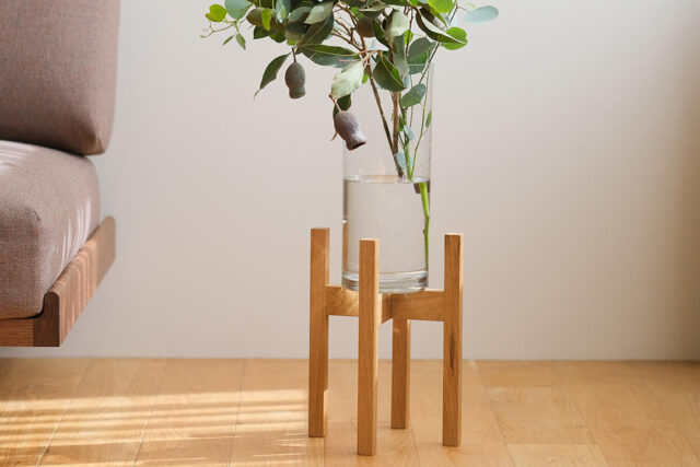 軽やかに見せるプランタースタンド